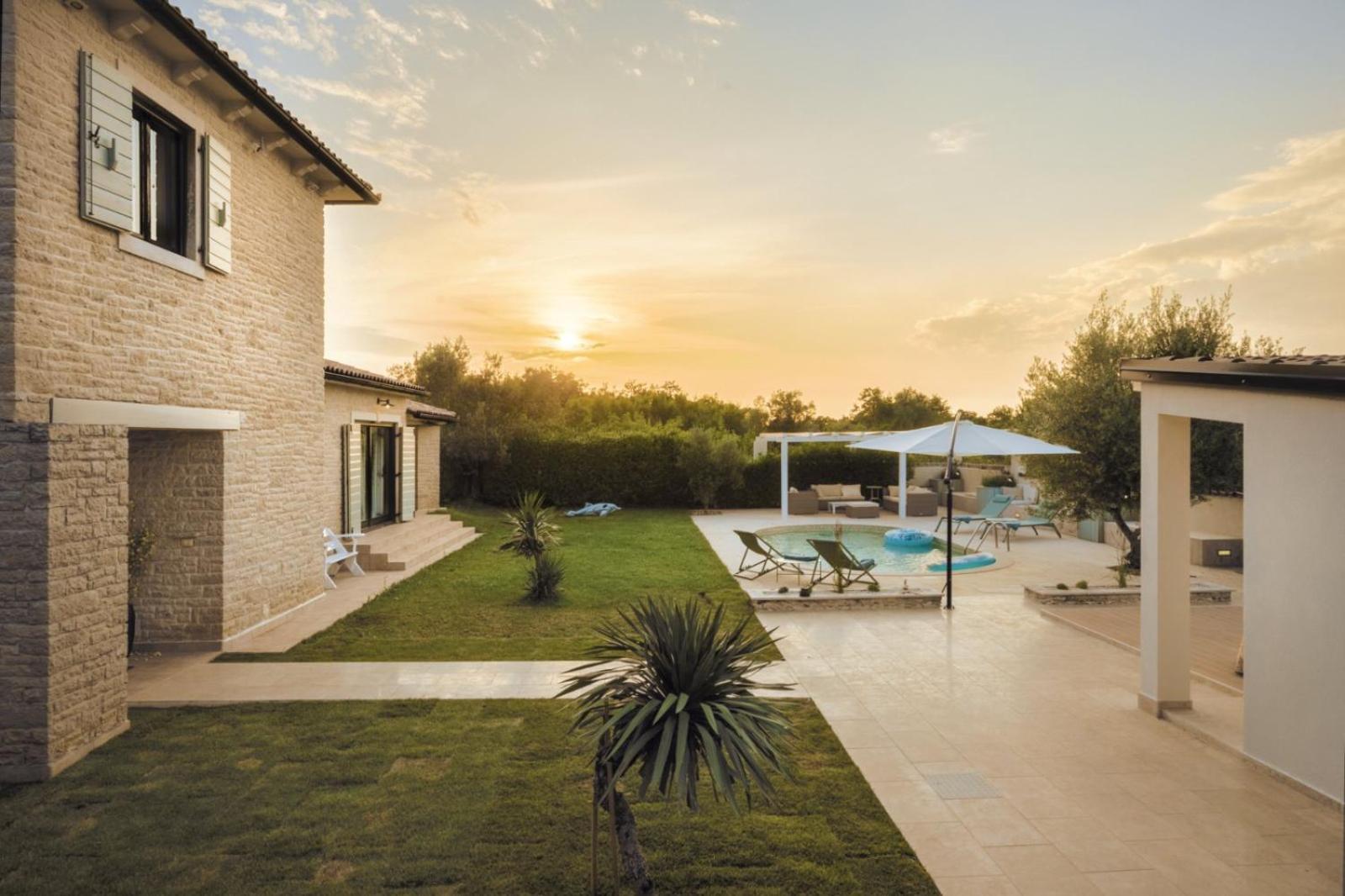 Luxury Villa In Istria - 9,000 Sqm Private Estate With Pool & Sauna, 15 Min To Sea, Near Fazana, 3 Bedrooms Juršići Εξωτερικό φωτογραφία